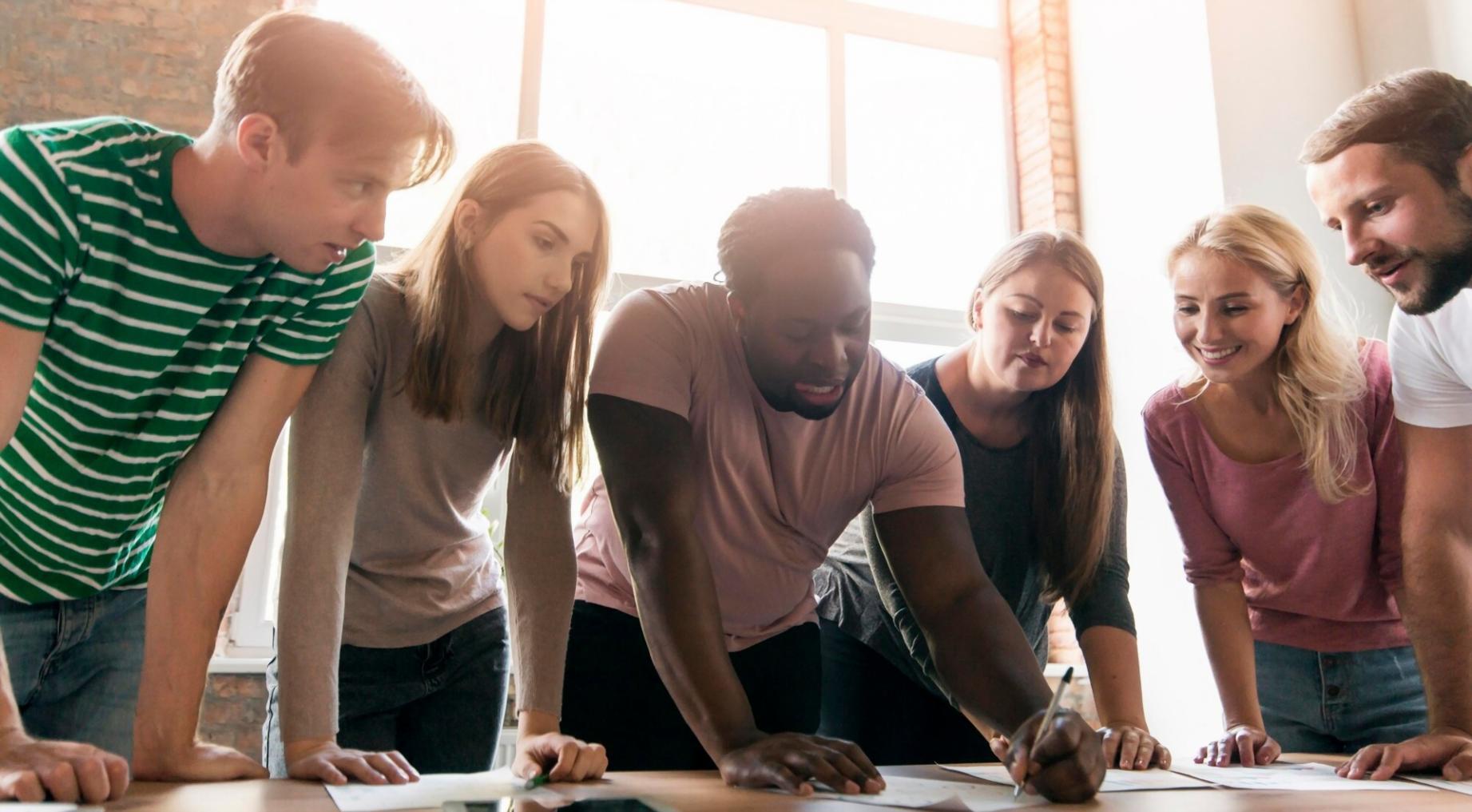 Современный офис финансовых аналитиков с рабочими местами